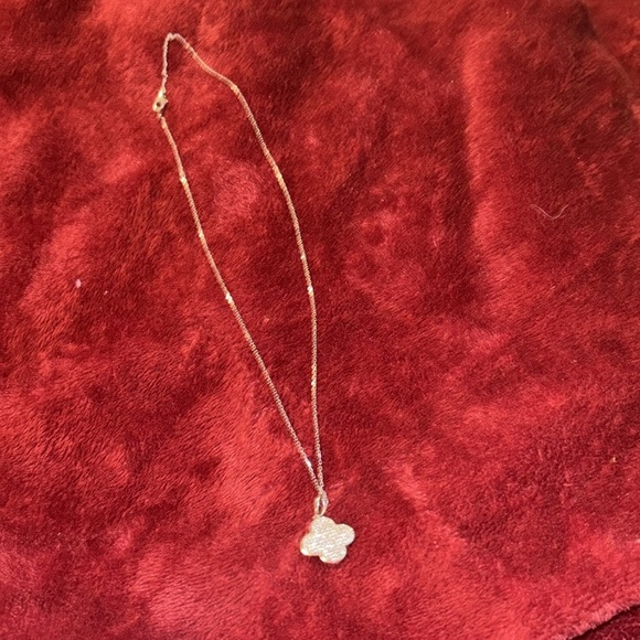 Elegant silver Clover Pendant Necklace - Picture 3 of 7